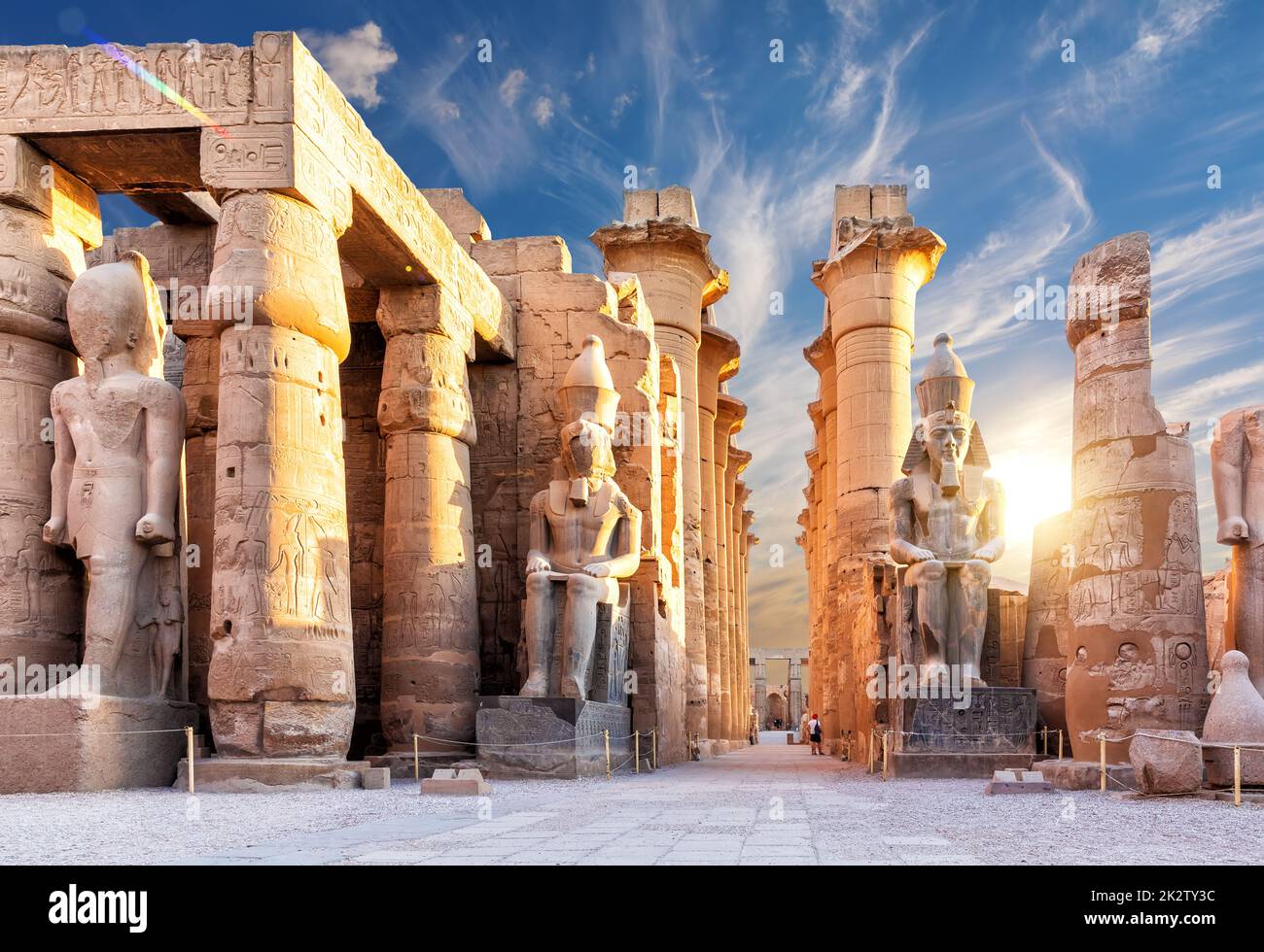 Säulen und Statuen des Haupteingangs des Luxor-Tempels, erster Pylon, Ägypten Stockfoto