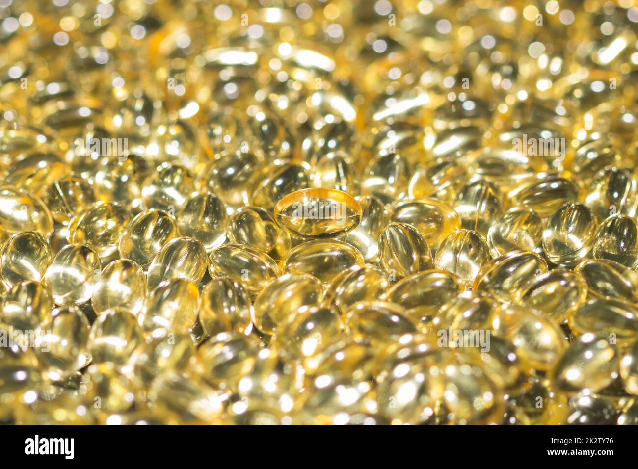 Fischölkapseln verschüttet, um Hintergrund zu schaffen Stockfoto