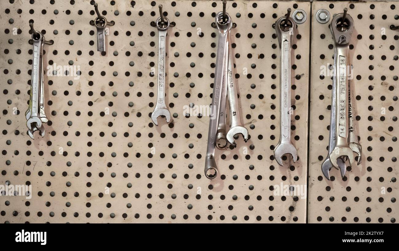 Werkzeuge im mechanischen Garagendienst. Stockfoto