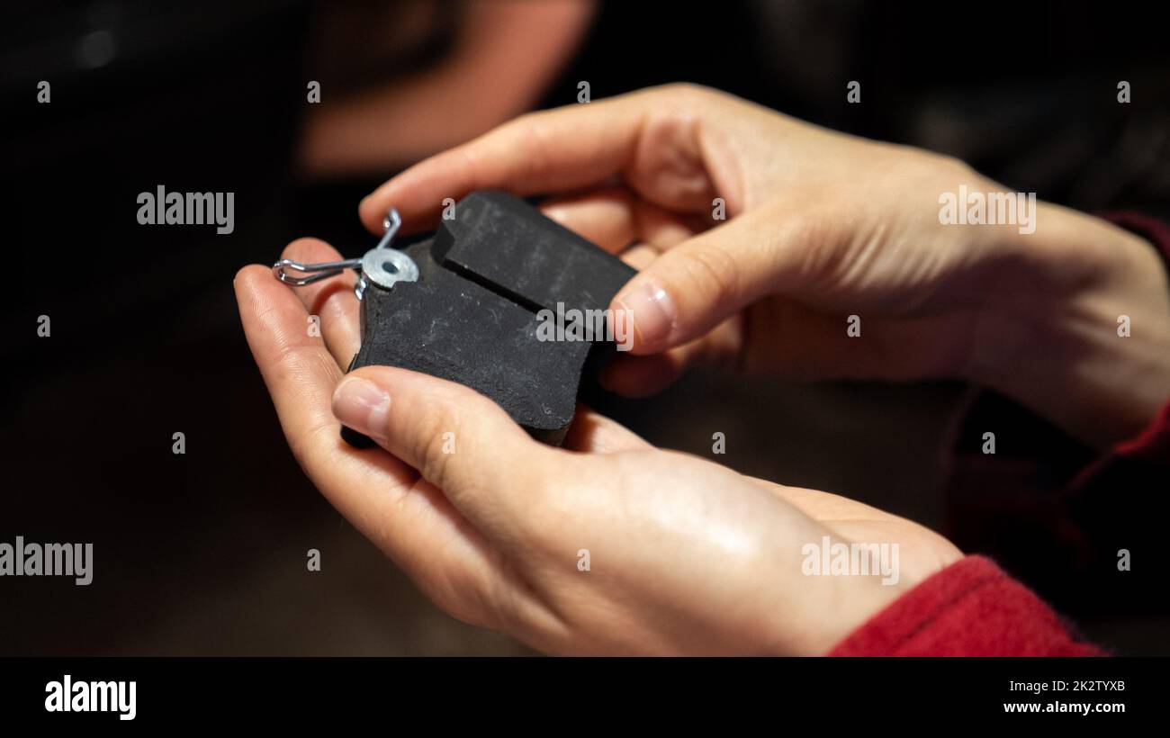 Handgriff für neue Bremsbeläge. Austausch der Bremsbeläge. Stockfoto