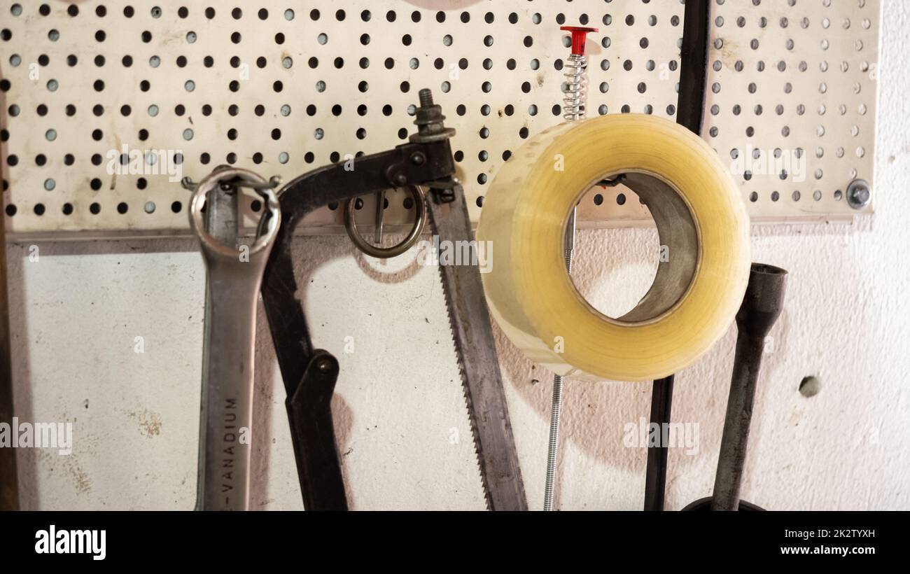 Garagenwerkzeuge, die an der Wand hängen. Stockfoto
