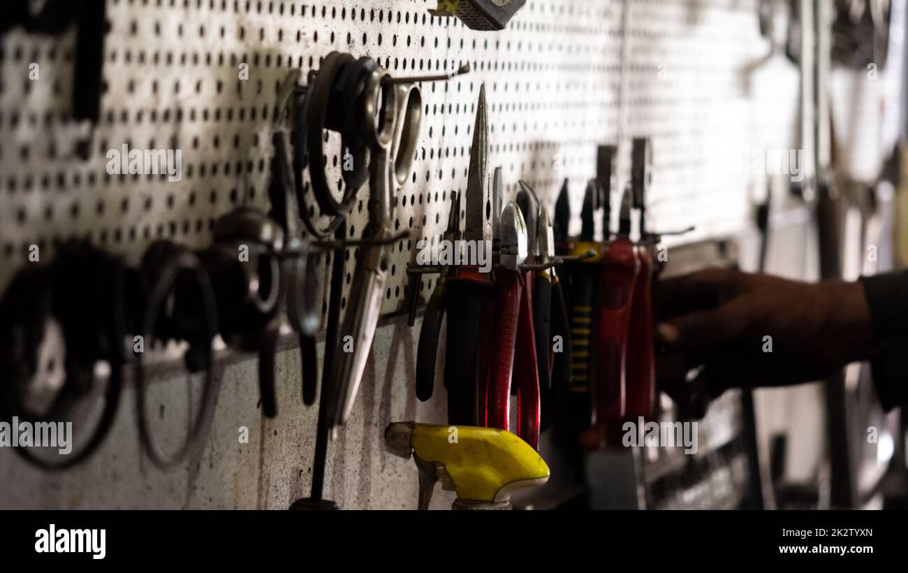 Verschiedene mechanische Altwerkzeuge im Kfz-Service Stockfoto