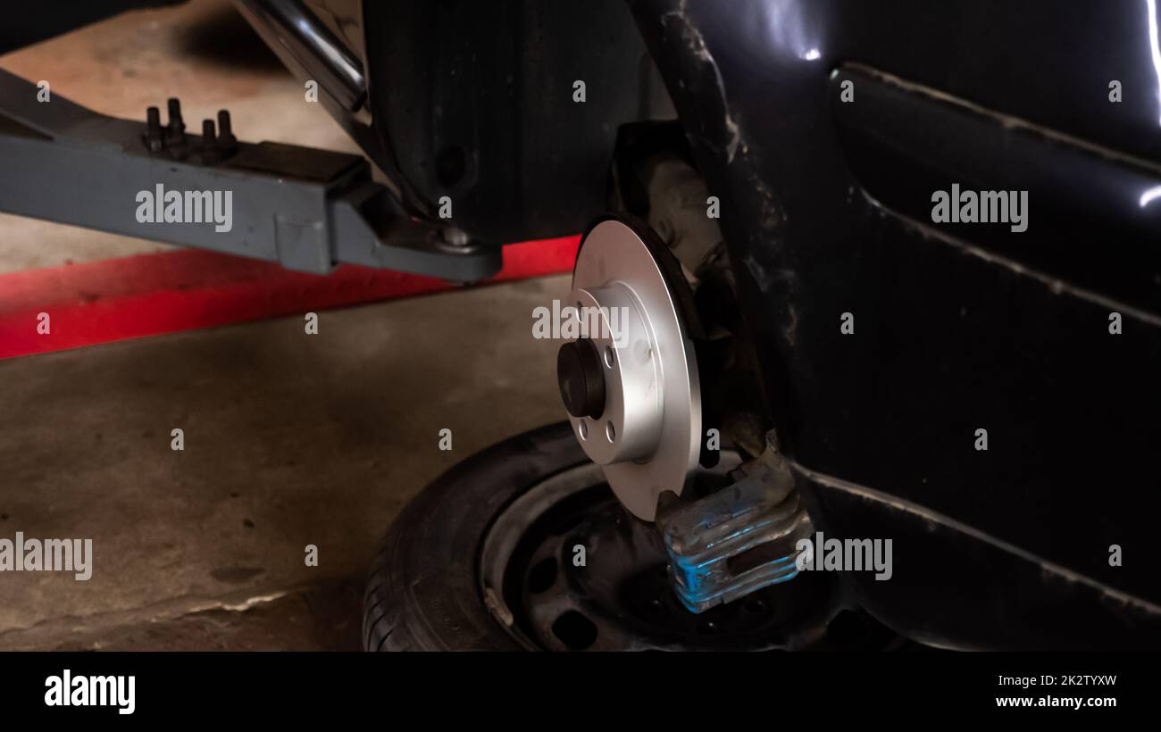 Neue Auto-Bremsscheibe auf alten Auto, Garage Auto Service Stockfoto
