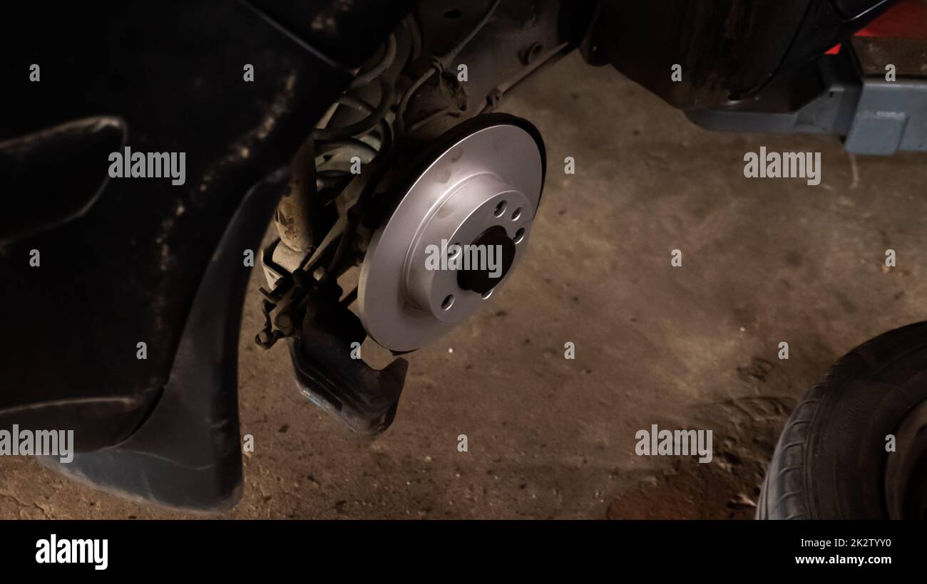 Austausch einer neuen PKW-Bremsscheibe, Auto-Reparaturkonzept. Stockfoto