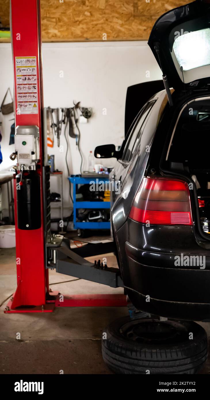 Fahrzeugreparatur und -Wartung, Fahrzeugheben Stockfoto