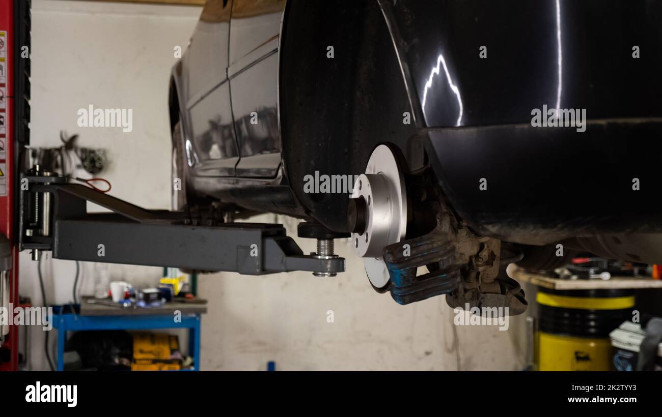 Neue Auto-Bremsscheibe auf alten Auto, Garage Auto Service Stockfoto