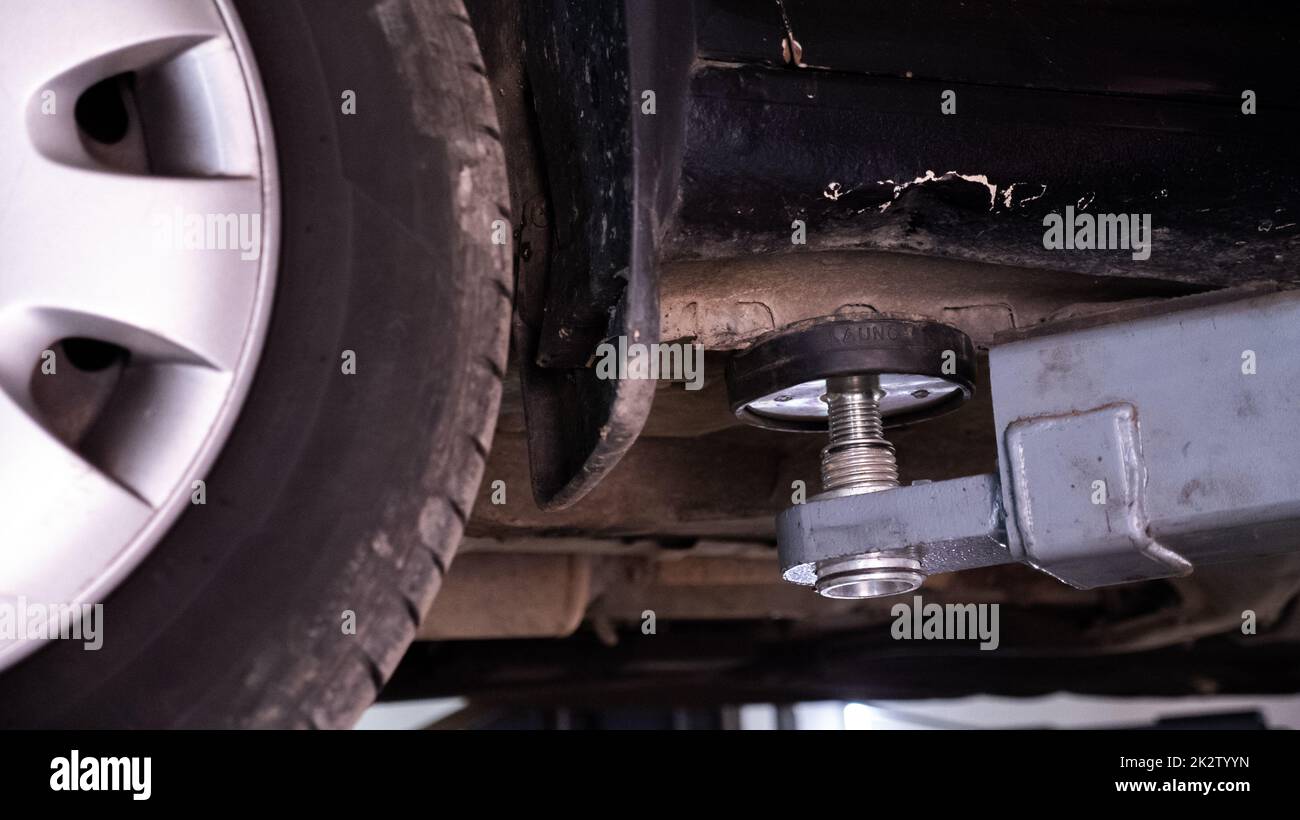 Anheben eines alten Fahrzeugs während der Reparatur Stockfoto