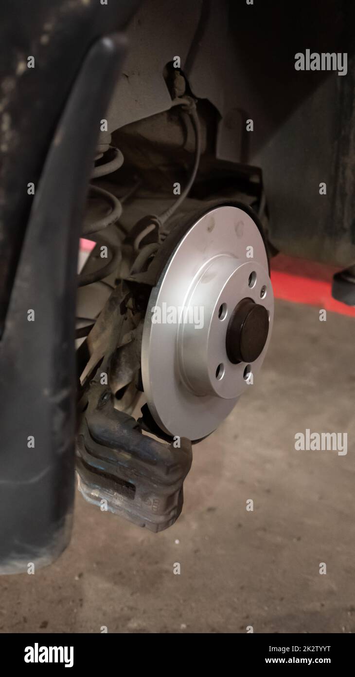 Einbau einer neuen Bremsscheibe. Stockfoto