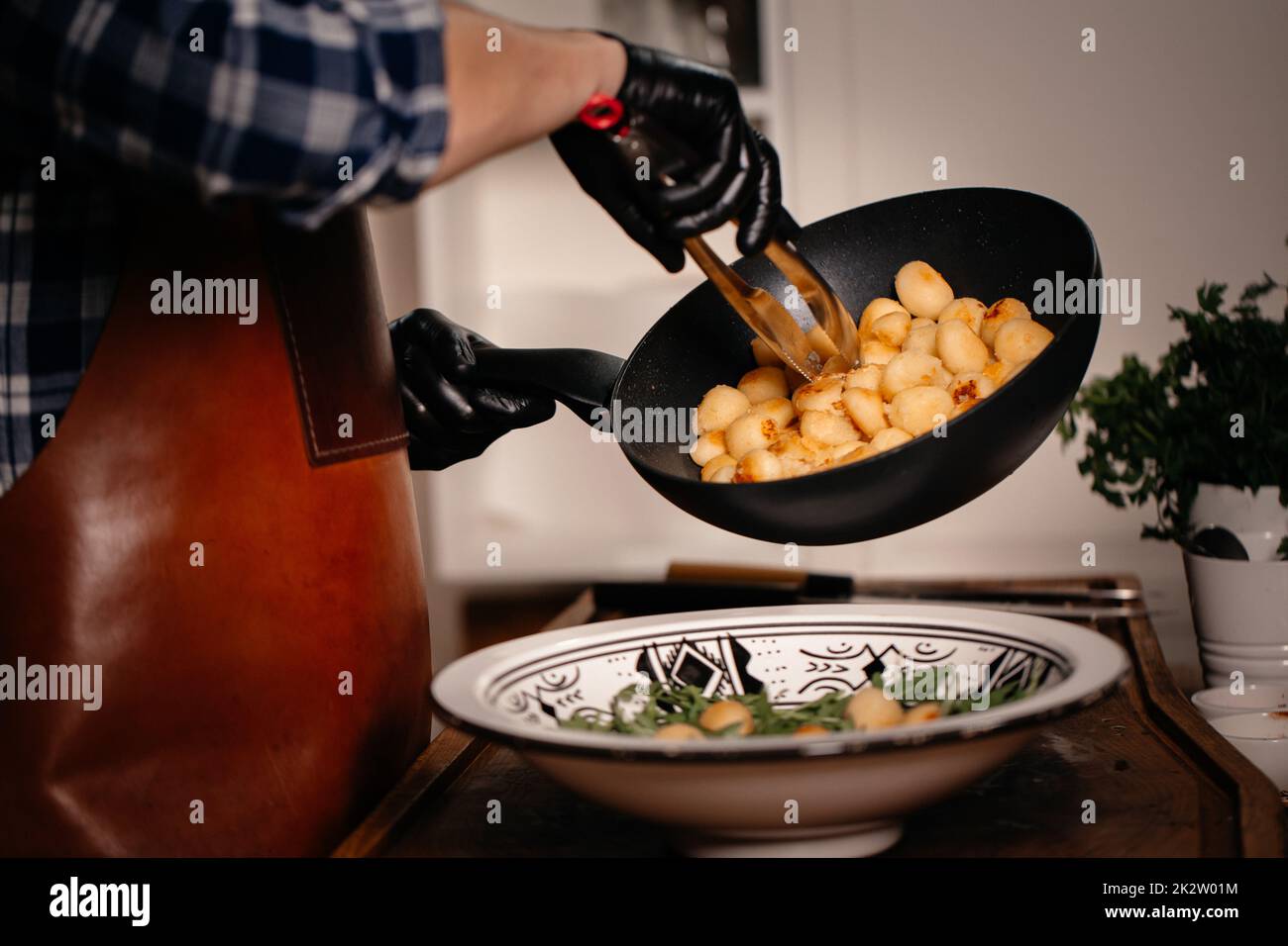 Heathy Food Vegetarisches Konzept. Frische Arugula und gekochte Kartoffeln Salat. Stockfoto