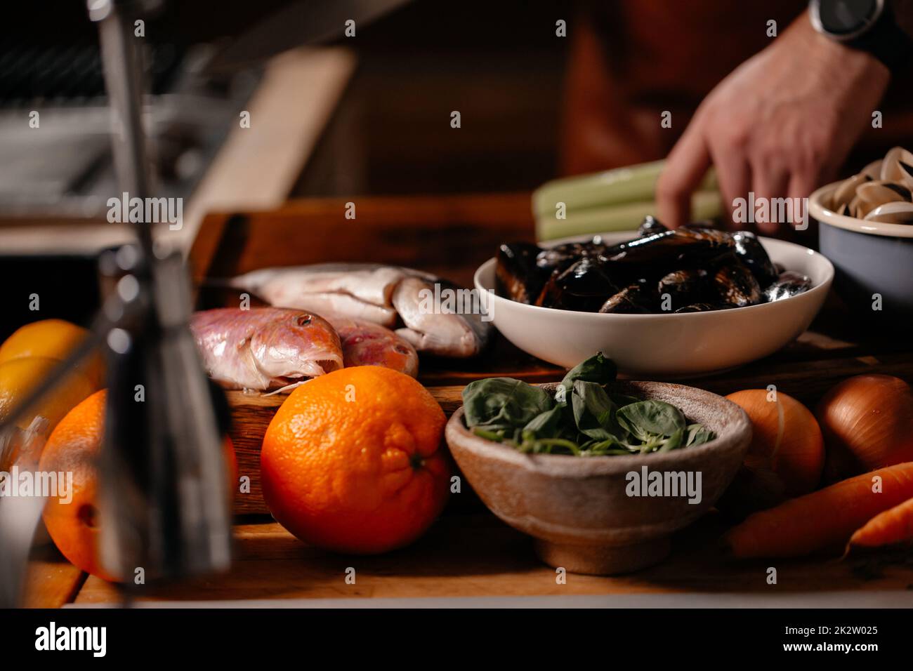 Prozess der zubereitung mediterraner Gerichte. Frische Weichtiere Fischmuschel-Garnelen. Kochen Von Meeresfrüchten. Stockfoto