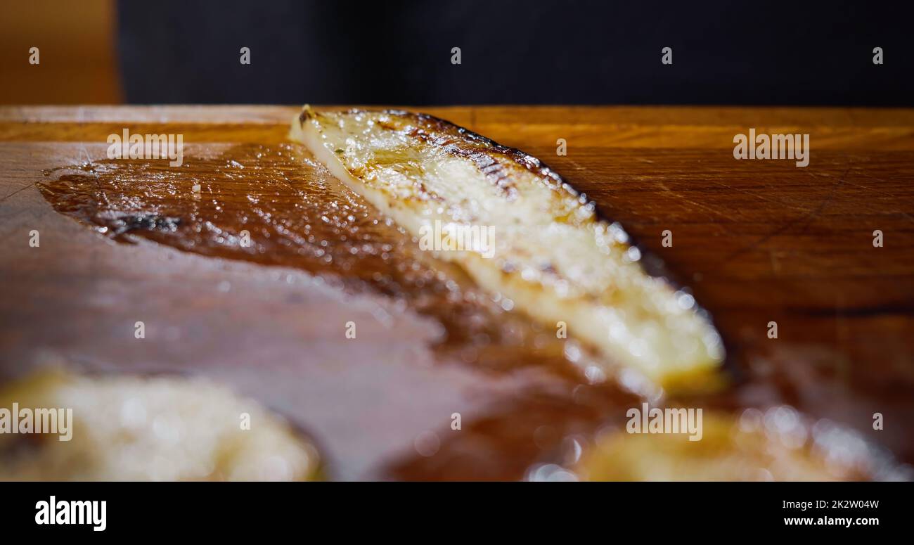 Makroaufnahmen Schneiden Von Gebratenen Auberginen. Kochen Von Köstlichem Gemüse Aus Nächster Nähe. Stockfoto