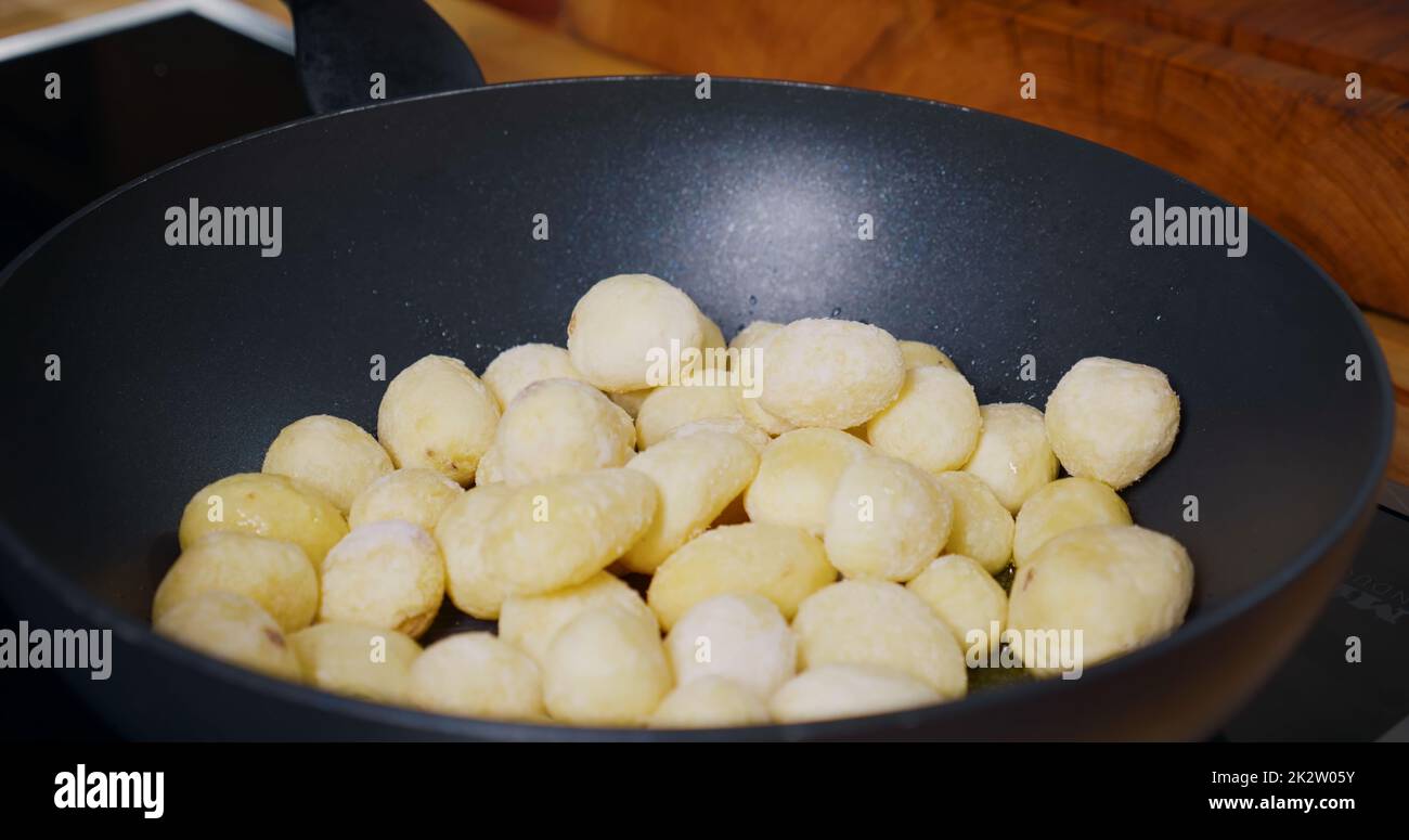 Junge Kartoffeln kochen in Pan. Frische Babykartoffeln Braten. Stockfoto