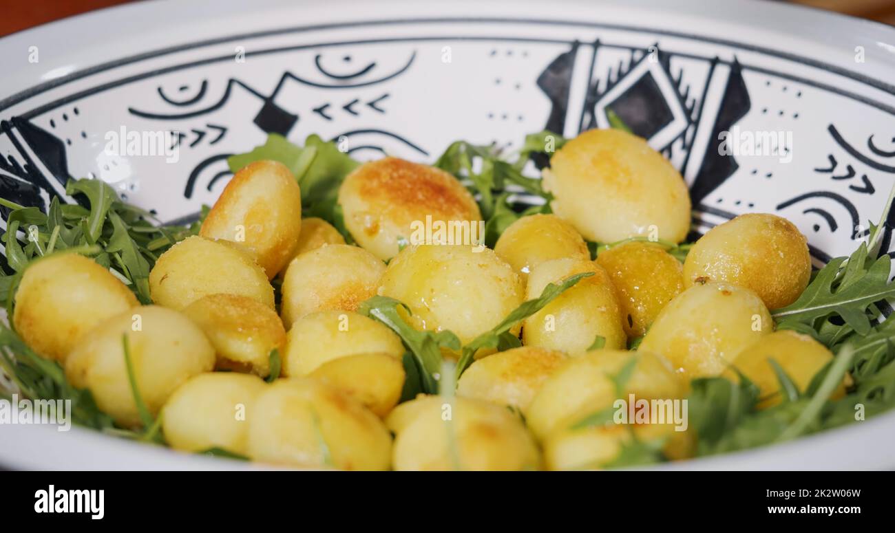 Heathy Food Vegetarisches Konzept. Frische Arugula und gekochte Kartoffeln Salat. Stockfoto