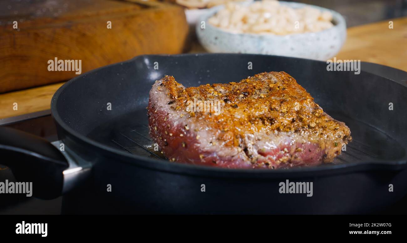 Rindfleisch Fleisch Steak Kochen auf Grill. Heiße Pfanne. Stockfoto