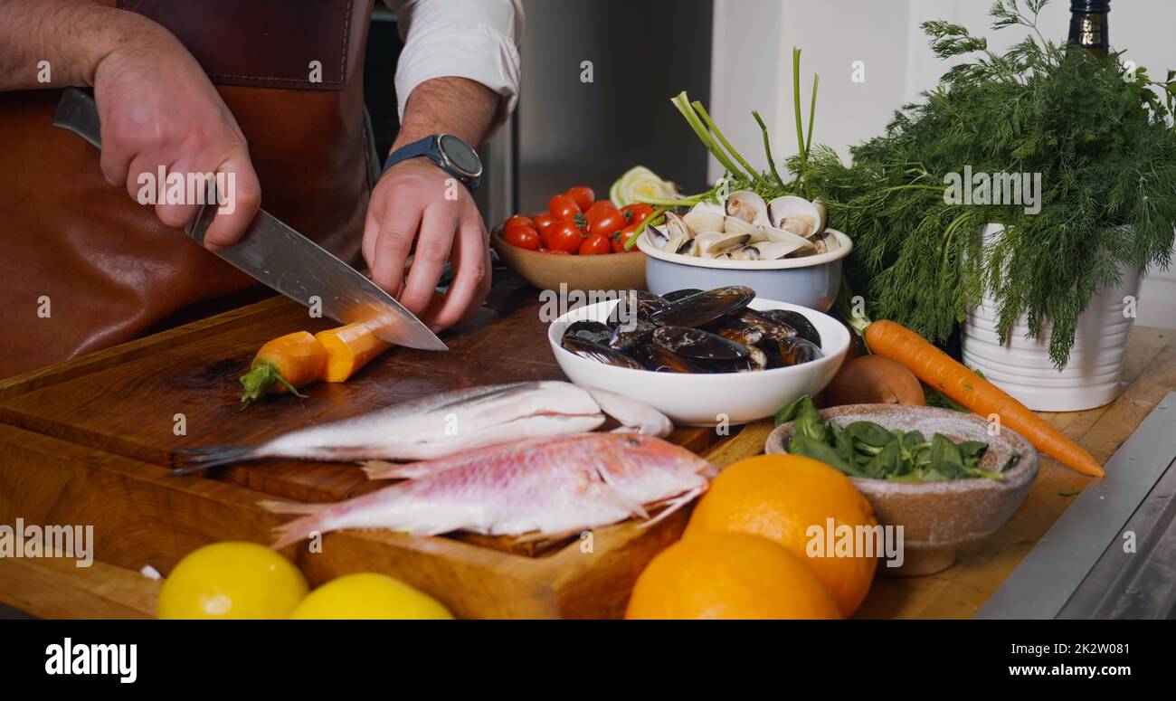 Prozess der zubereitung mediterraner Gerichte. Frische Weichtiere Fischmuschel-Garnelen. Kochen Von Meeresfrüchten. Stockfoto