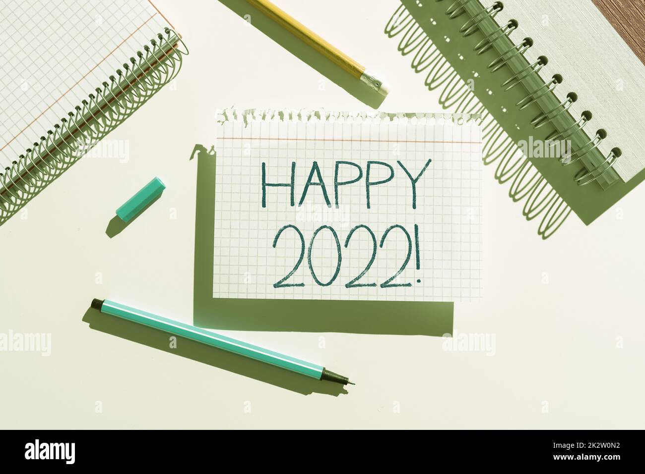 Textschild mit Happy 2022. Wort, das zu der Zeit oder am Tag geschrieben wurde, zu der ein neues Kalenderjahr ab jetzt -47374 beginnt Stockfoto