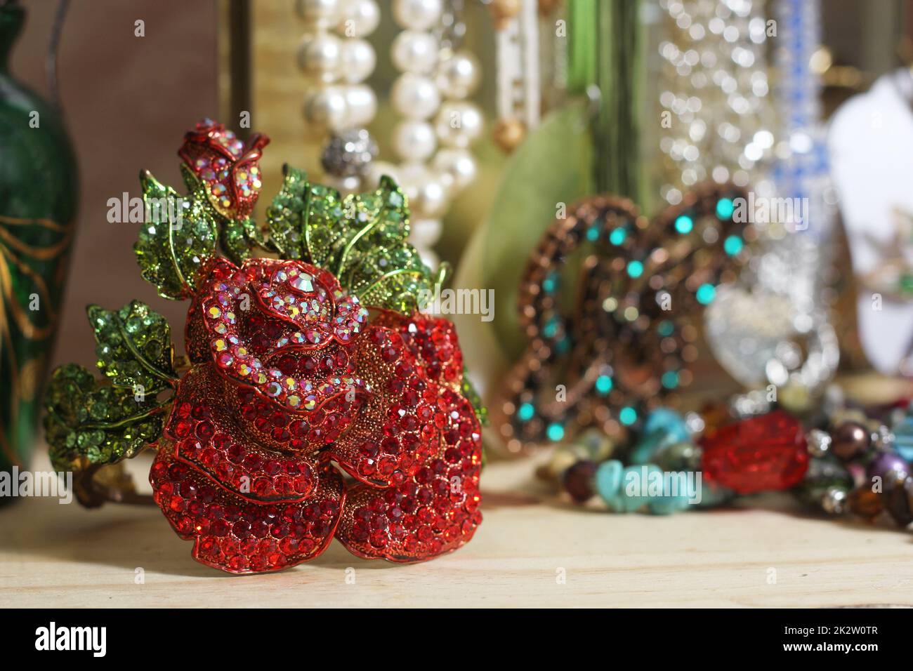 Klassisches Armband mit Rhinestone-Rosen und Schmuckkästchen im Hintergrund Stockfoto