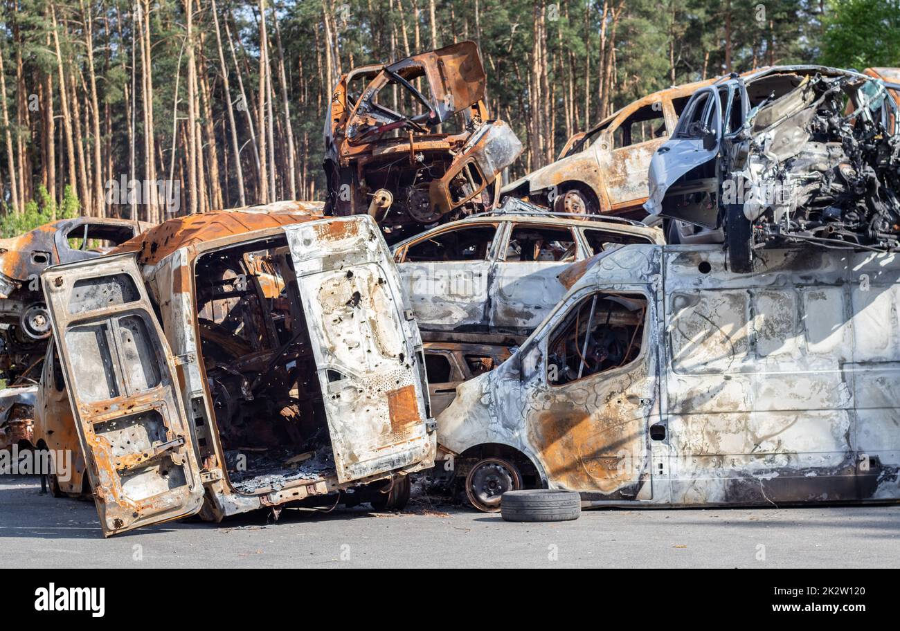 Viele rostige, verbrannte Autos in Irpen, nachdem sie vom russischen Militär erschossen wurden. Russlands Krieg gegen die Ukraine. Friedhof mit zerstörten Autos von Zivilisten, die versuchten, das Kriegsgebiet zu verlassen. Stockfoto