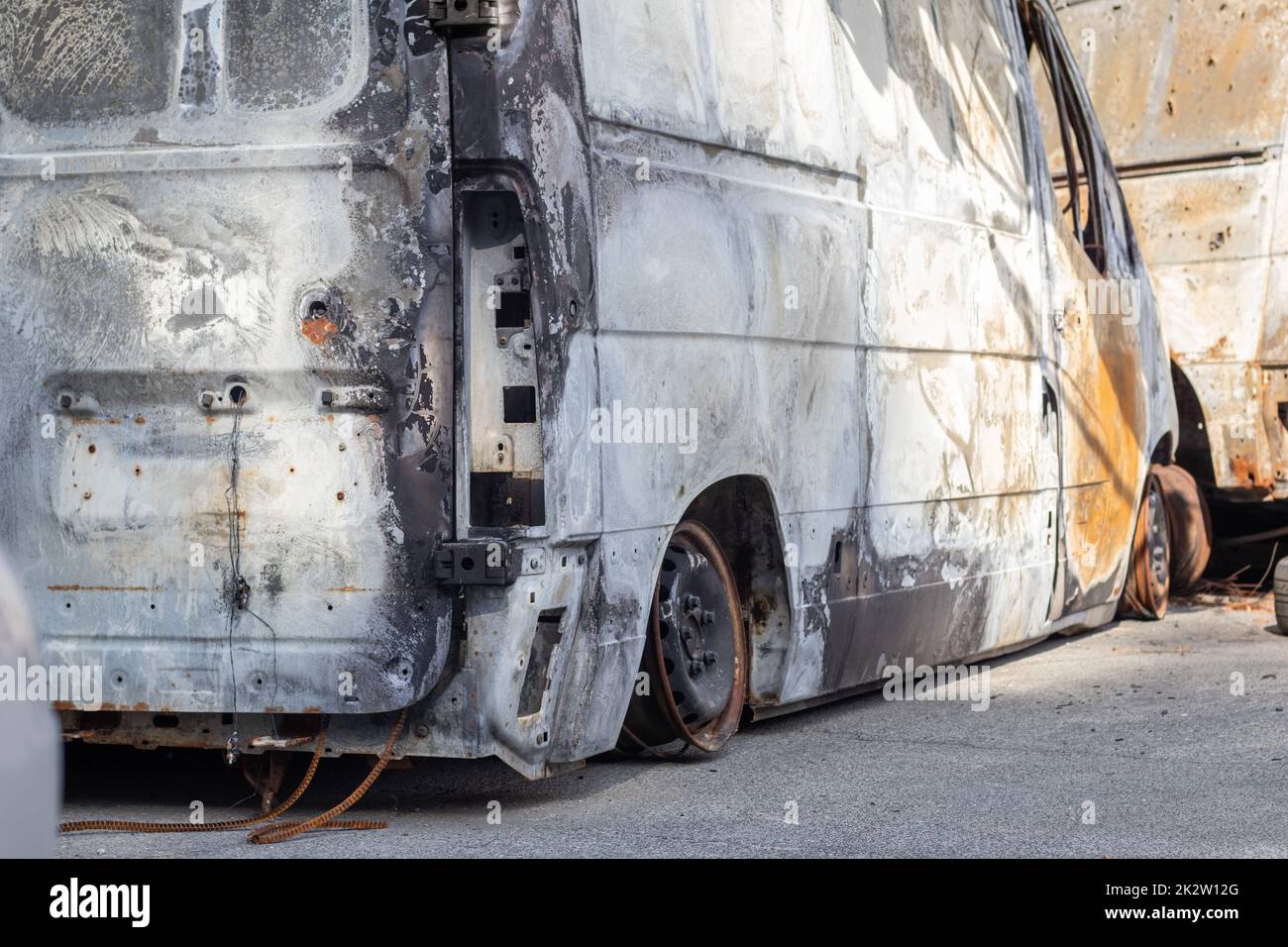 Viele rostige, verbrannte Autos in Irpen, nachdem sie vom russischen Militär erschossen wurden. Russlands Krieg gegen die Ukraine. Friedhof mit zerstörten Autos von Zivilisten, die versuchten, das Kriegsgebiet zu verlassen. Stockfoto