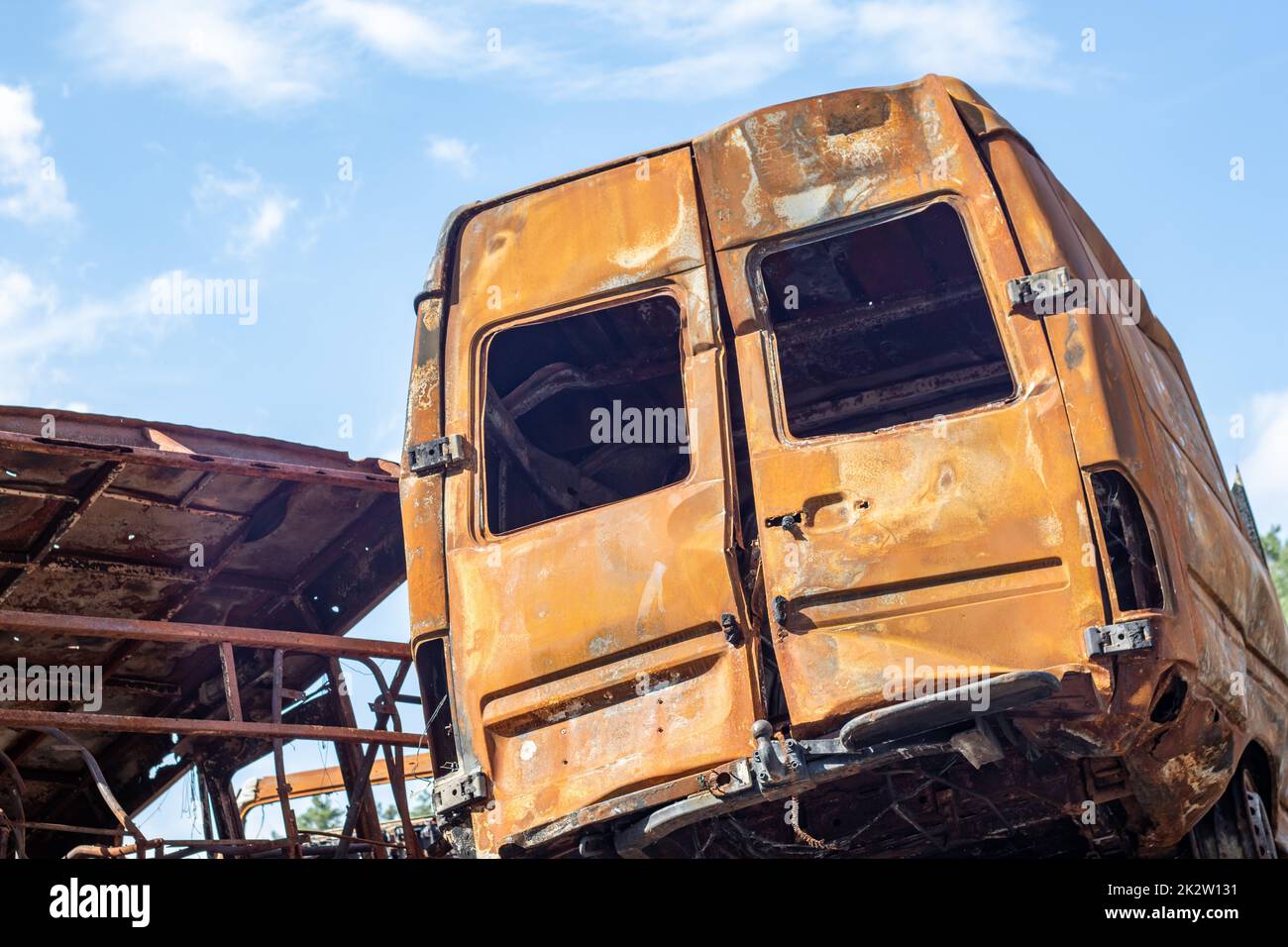 Viele rostige, verbrannte Autos in Irpen, nachdem sie vom russischen Militär erschossen wurden. Russlands Krieg gegen die Ukraine. Friedhof mit zerstörten Autos von Zivilisten, die versuchten, das Kriegsgebiet zu verlassen. Stockfoto