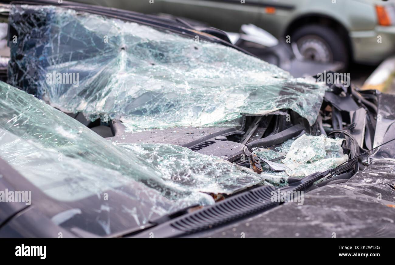 Nahaufnahme eines Autos mit gebrochener Windschutzscheibe nach einem tödlichen Unfall. Folge eines tödlichen Autounfalls. Gefahr durch Kraftfahrzeuge. Leichtsinniges, gefährliches Fahren. Fahrzeug nach einem Unfall mit einem Fußgänger. Stockfoto