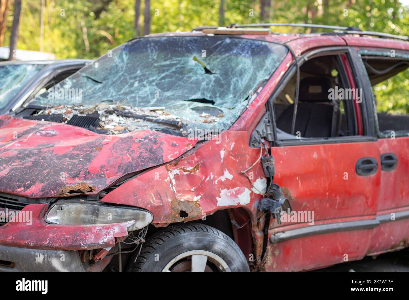 Unfall auf der Straße, beschädigtes Auto nach einem Unfall in der Stadt. Unfall durch Geschwindigkeitsüberschreitung und Alkoholvergiftung. Das Konzept der Verkehrssicherheit und der Versicherung. Ukraine, Irpen - 12. Mai 2022. Stockfoto