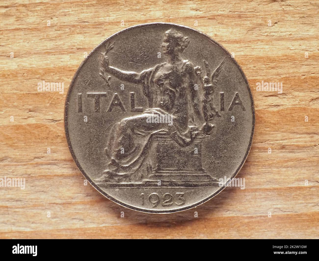 1 Lira-Münze auf dem Tisch, mit Lorbeeren, die Italien, die Währung Italiens, repräsentieren Stockfoto