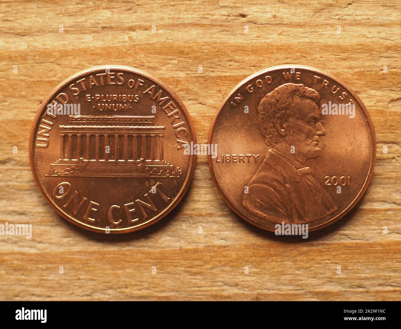US-amerikanische 1-Cent-Münze, auf der Rückseite ist das Lincoln-Porträt zu sehen, auf der Rückseite das Lincoln-Denkmal Stockfoto