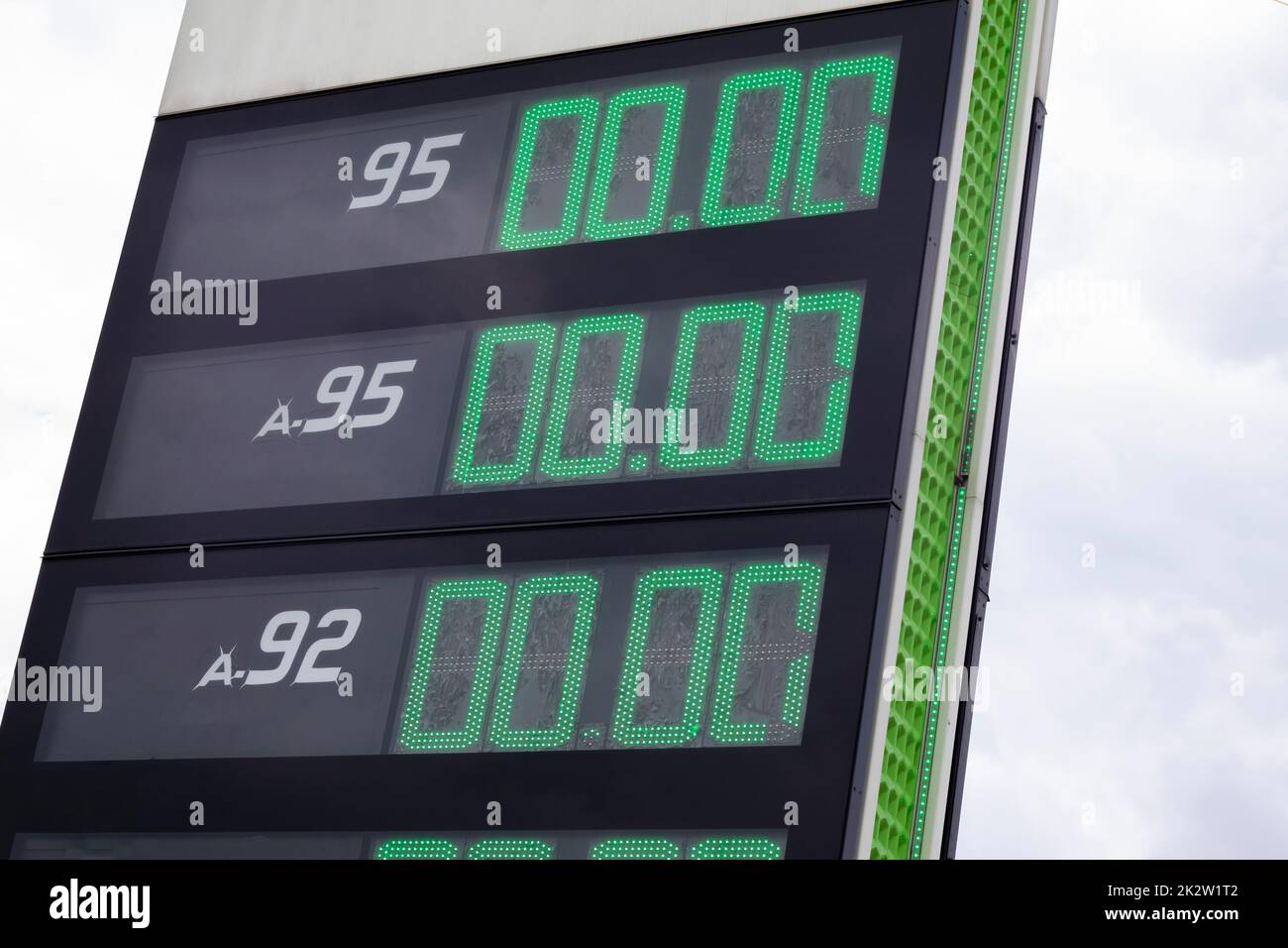 Nahaufnahme eines Schildes an einer Tankstelle, das die Preise für Benzin und Gas in der Ukraine im Jahr 2022 anzeigt. Das Konzept des Kraftstoffmangels und der Kraftstoffknappheit. Ölindustrie. Fehlende Tankstellenpreise. Stockfoto
