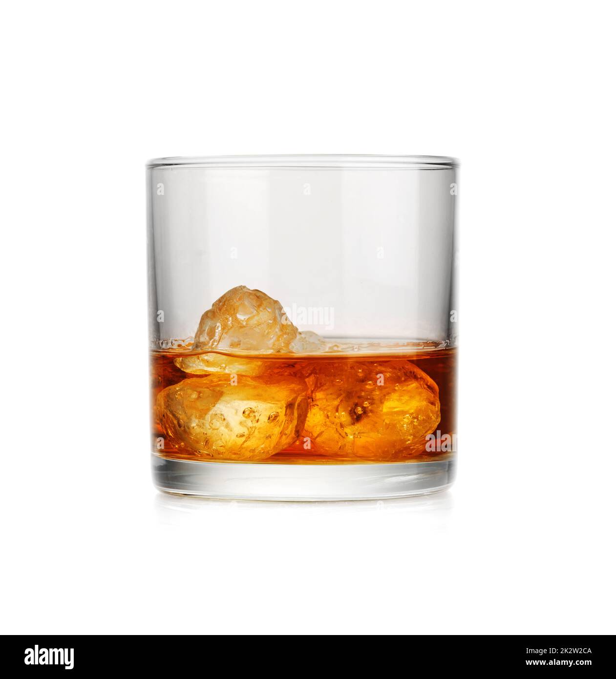 Ein Glas Whiskey mit Eis. Gekühltes alkoholisches Getränk. Stockfoto