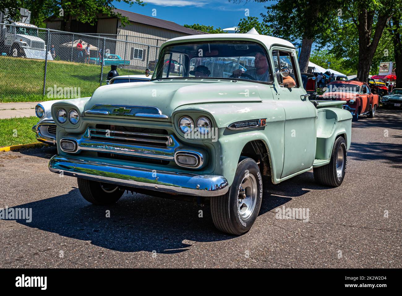 Falcon Heights, MN - 18. Juni 2022: Vorderansicht eines Chevrolet Apache 3100 Stepside Pickup Trucks aus dem Jahr 1959 auf einer lokalen Automobilmesse. Stockfoto