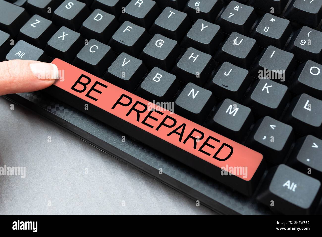 Textzeichen mit der Aufschrift „vorbereitet sein“. Konzept Bedeutung Machen Sie etwas bereit für den Einsatz oder zur Überlegung auf Zukunft -49065 Stockfoto