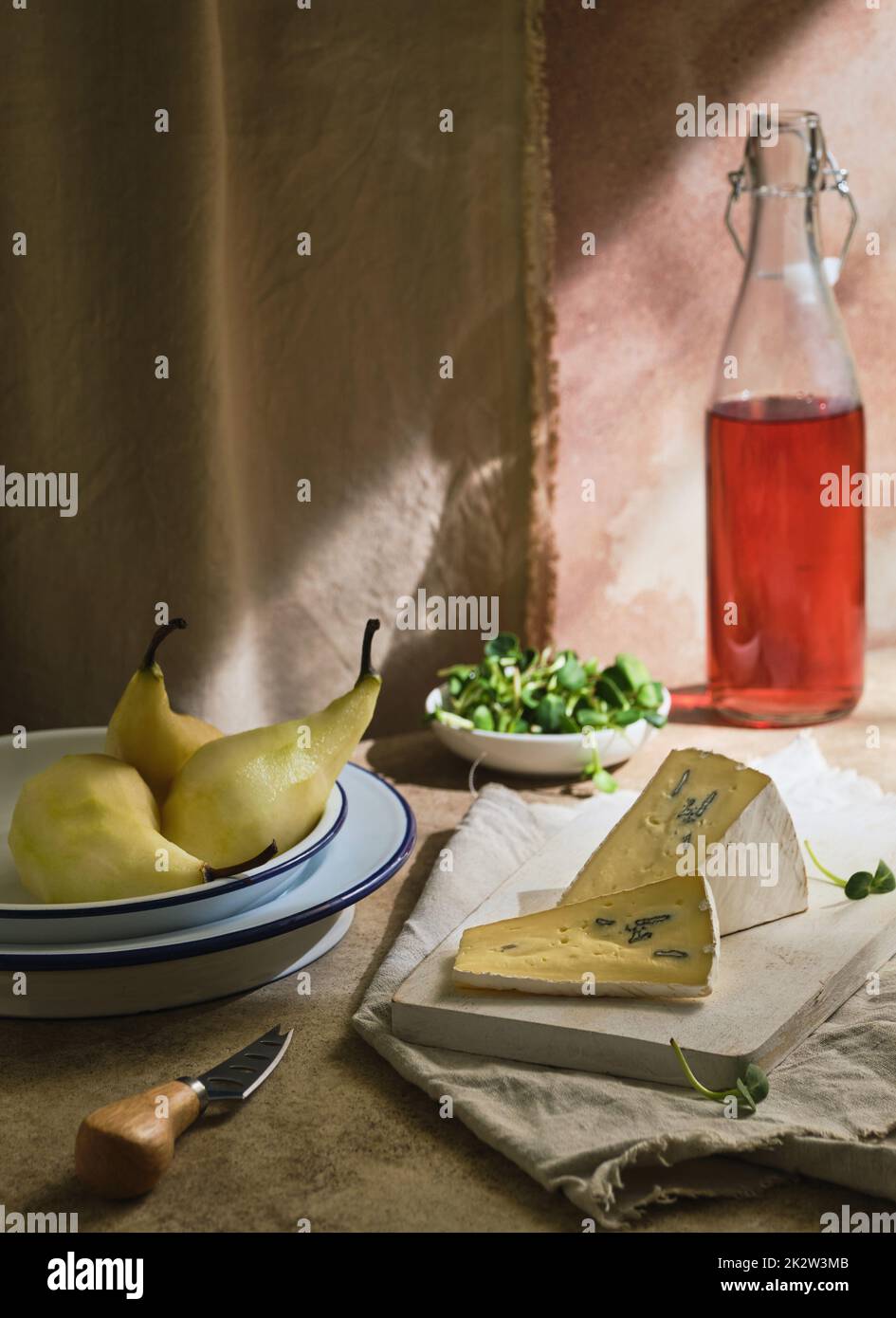 Tischset-Käse mit Wein und Obst. Mediterrane Küche Stockfoto