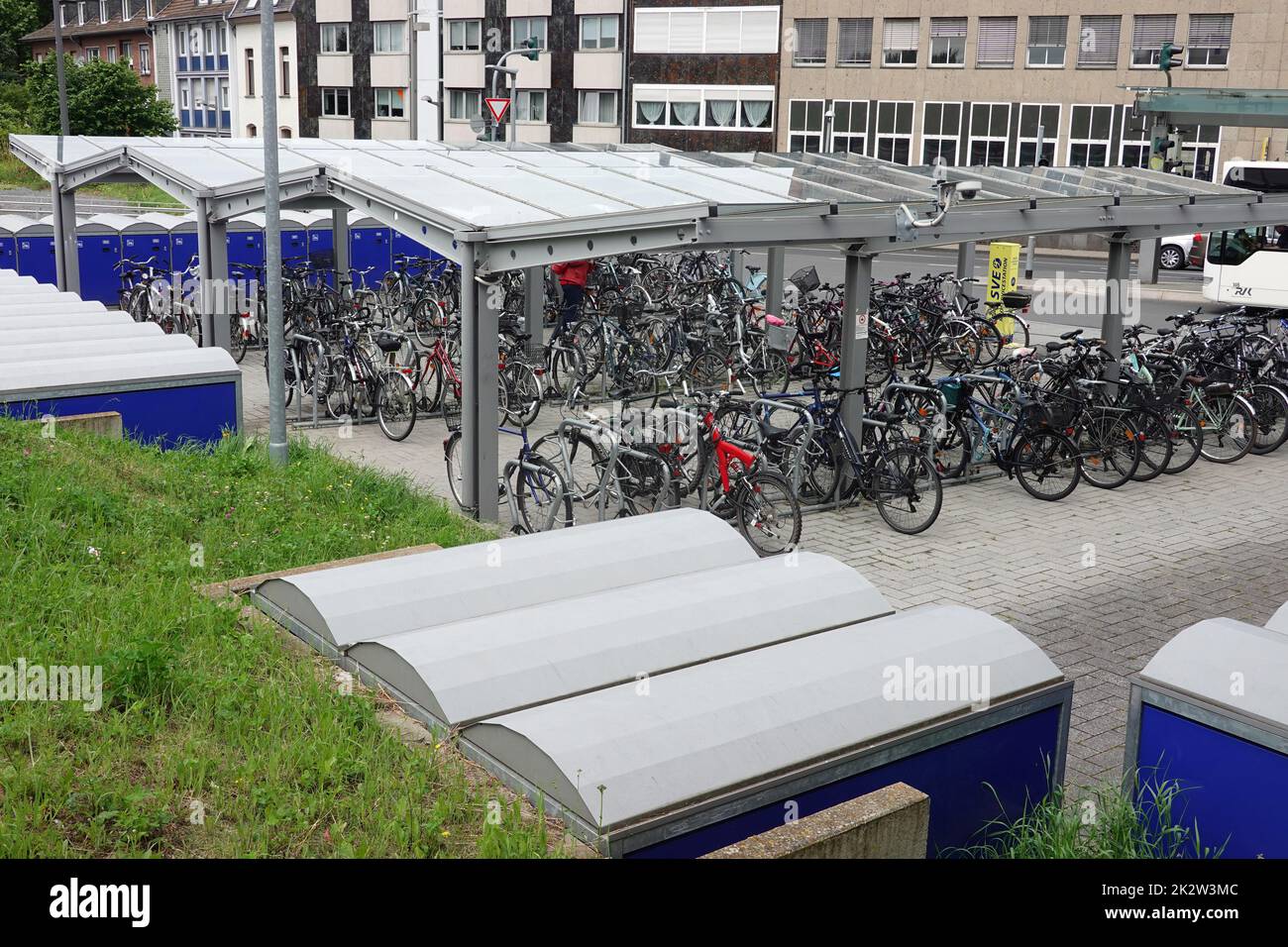 Fahrradgaragen und StellplÃ¤tze am Bahnhof Stockfoto