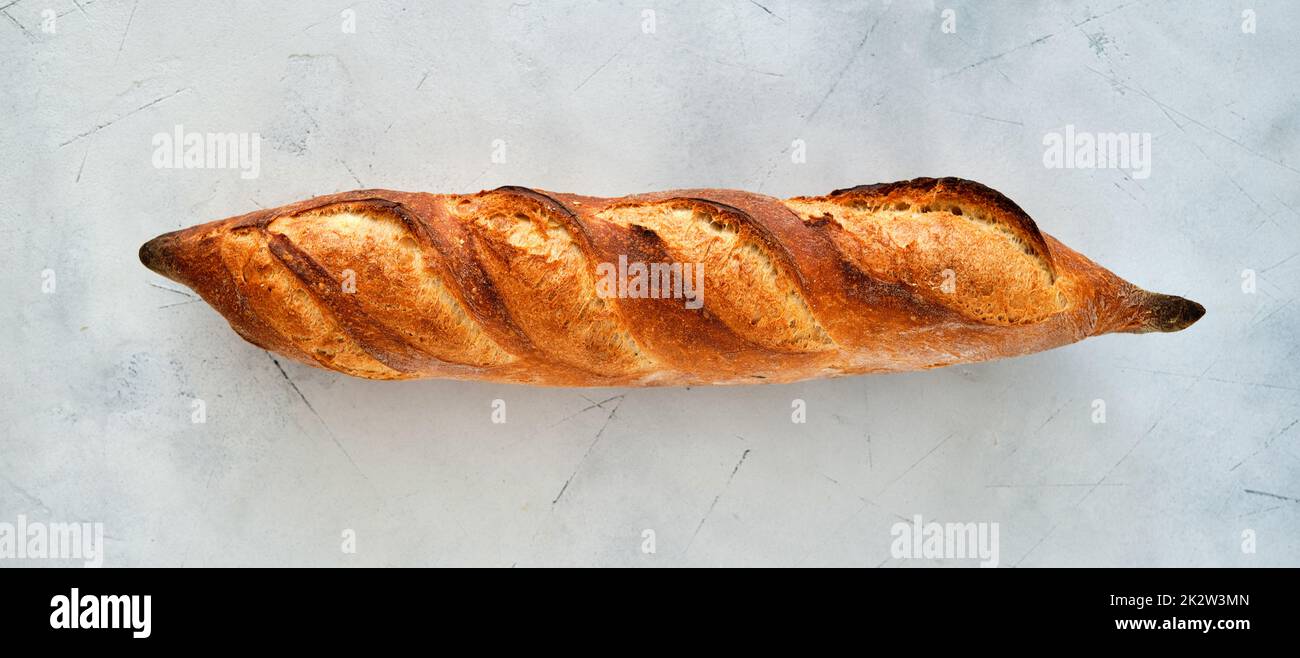 Frisch gebackenes Baguette auf hellem Hintergrund. Stockfoto