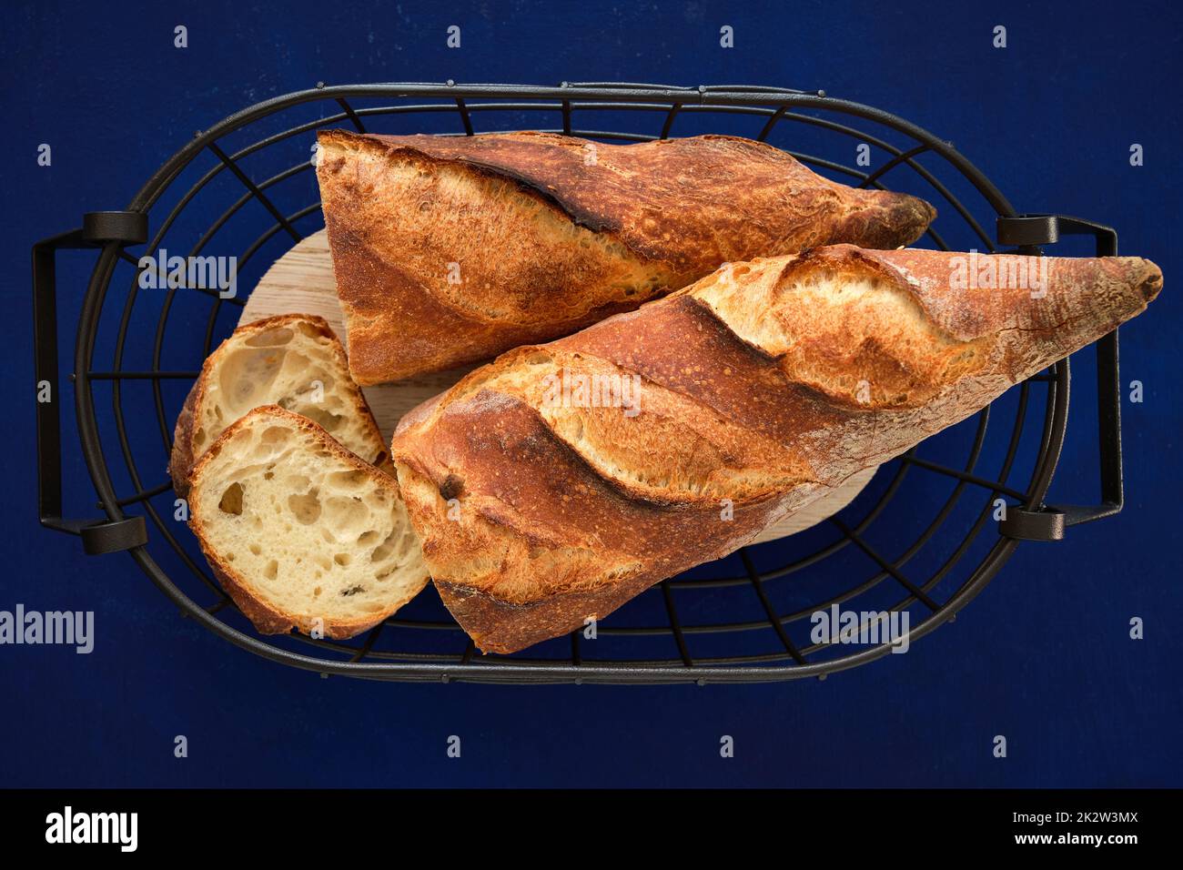 Frisch gebackenes französisches Baguette in einem wunderschönen Korb. Stockfoto