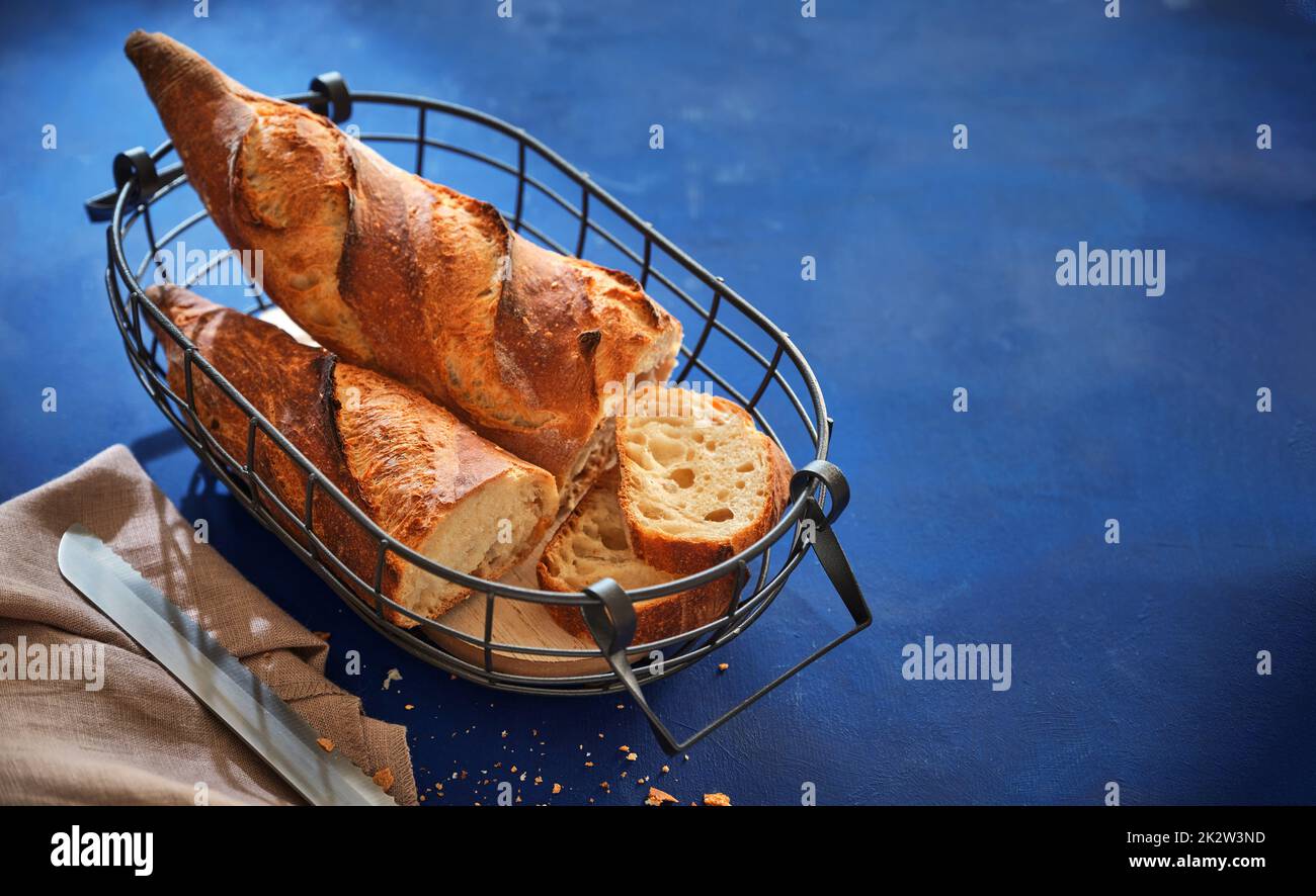 Frisch gebackenes französisches Baguette in einem wunderschönen Korb. Stockfoto