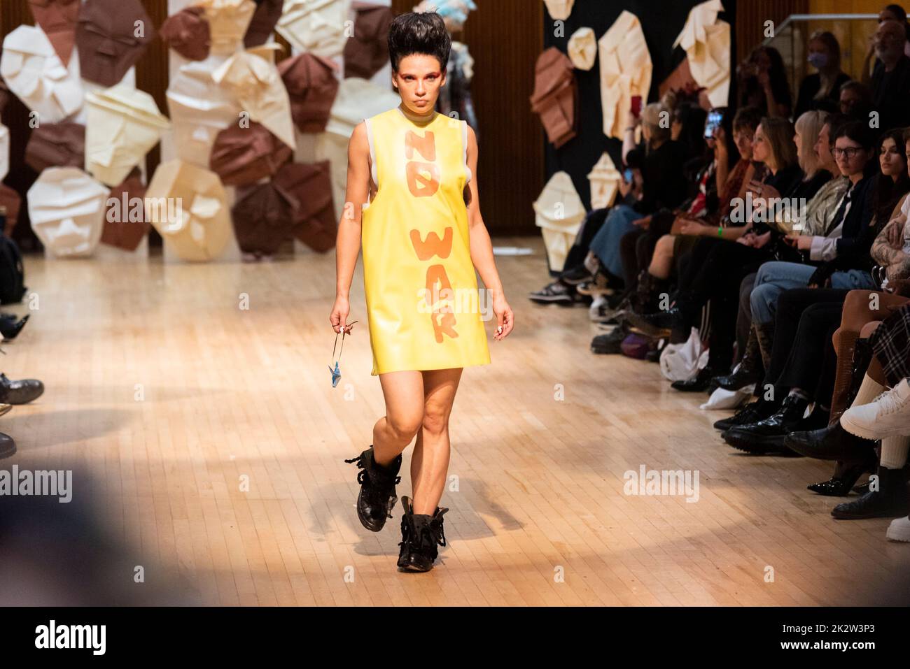 Model, Modeling auf Laufsteg für die VIN+OMI 'Meinungen' Show für die