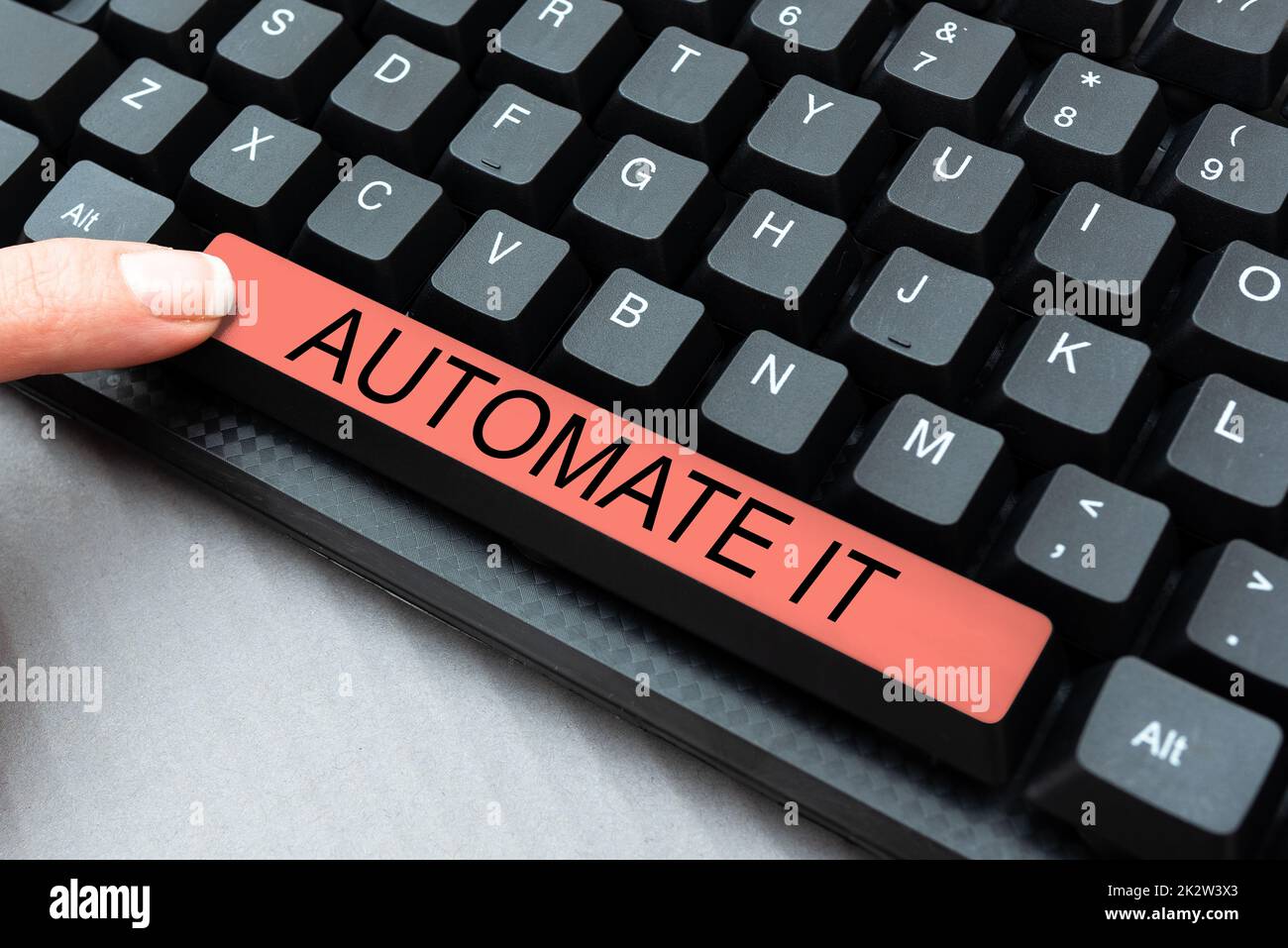 Textunterschrift mit der Darstellung „Automatisieren Sie es“. Konzeptueller Fotokonvertierungsprozess oder Anlage zur automatischen Bedienung. -49065 Stockfoto