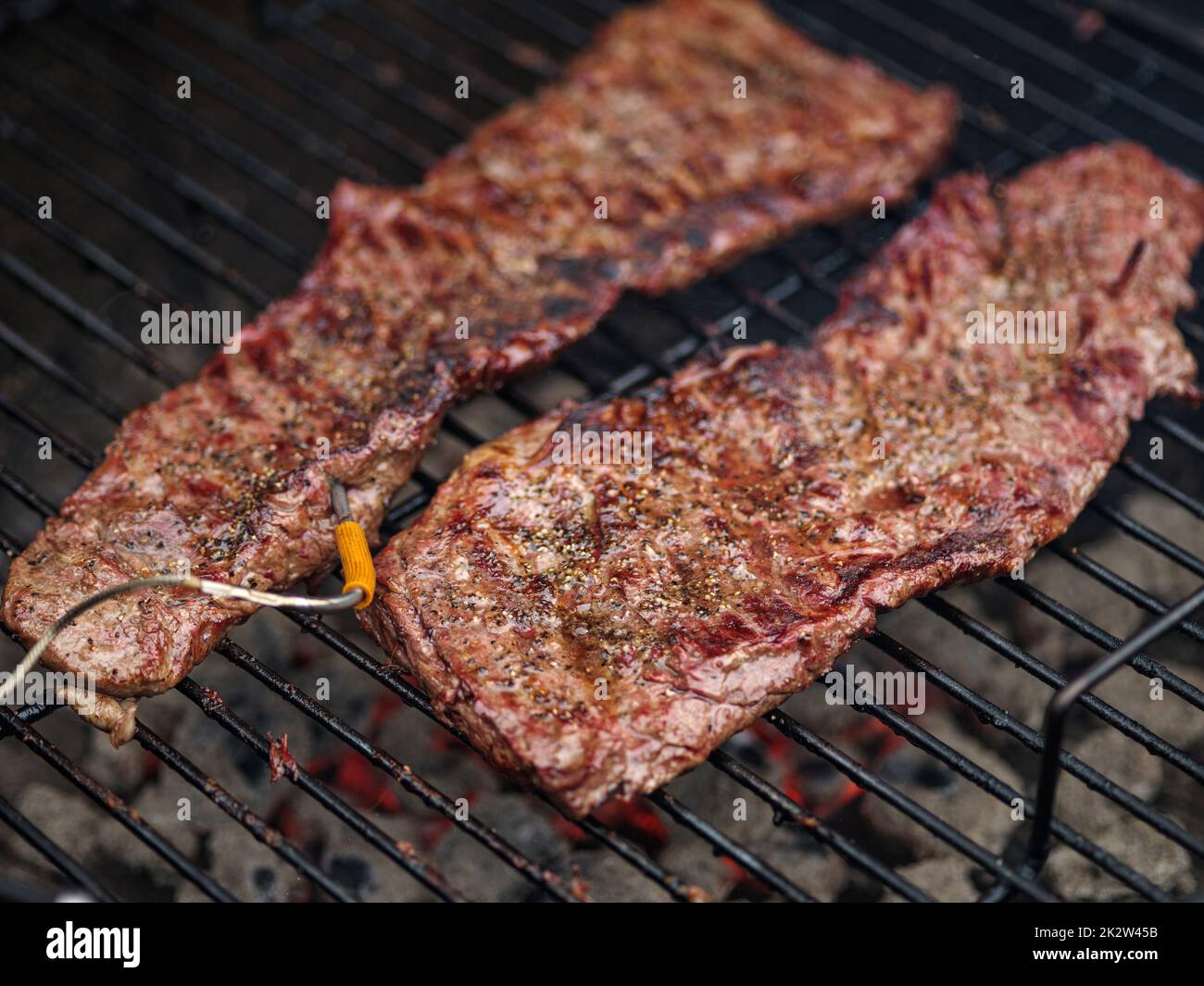 Zartes oder onglet-Steak mit Rindfleisch auf dem Grill. Grillfleisch. GRILLSPEZIALITÄTEN Stockfoto