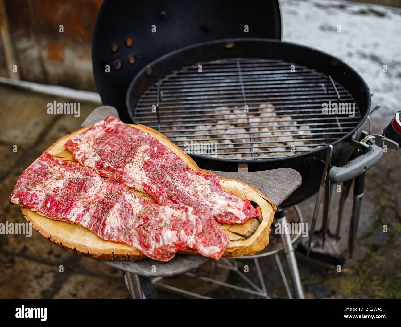 Rohes hängendes zartes oder onglet-Steak vom Rindfleisch auf Holzbrett. Fleisch für das Grillen vorbereiten. BBQ. Stockfoto