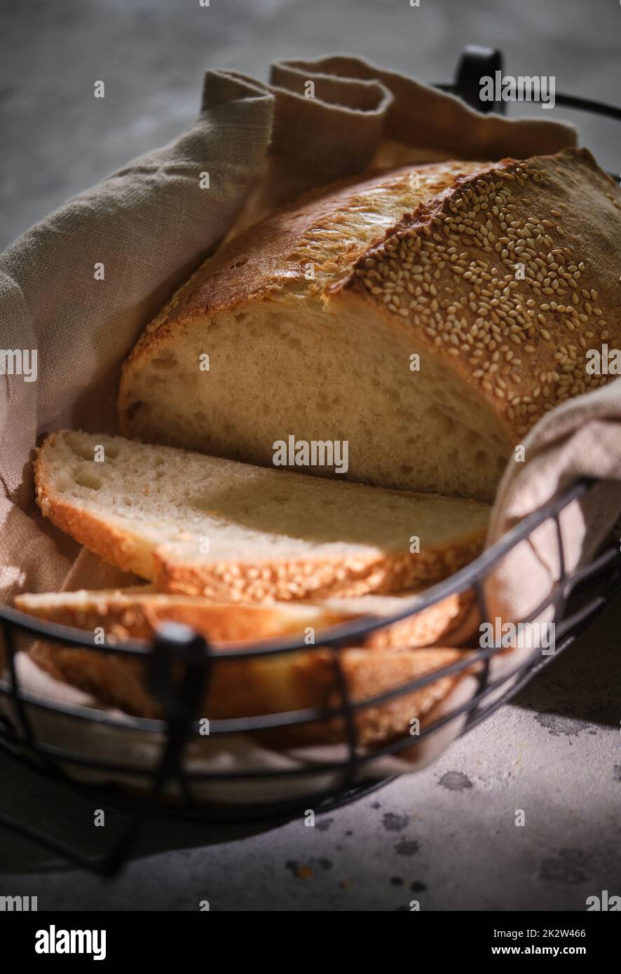 Brot, Weizen und Roggen traditionelles Sauerteigbrot in Scheiben geschnitten in einem Korb, Nahaufnahme. Selektiver Fokus Stockfoto