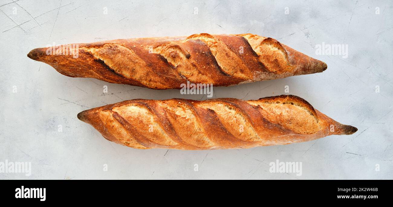 Frisch gebackenes Baguette auf hellem Hintergrund. Stockfoto