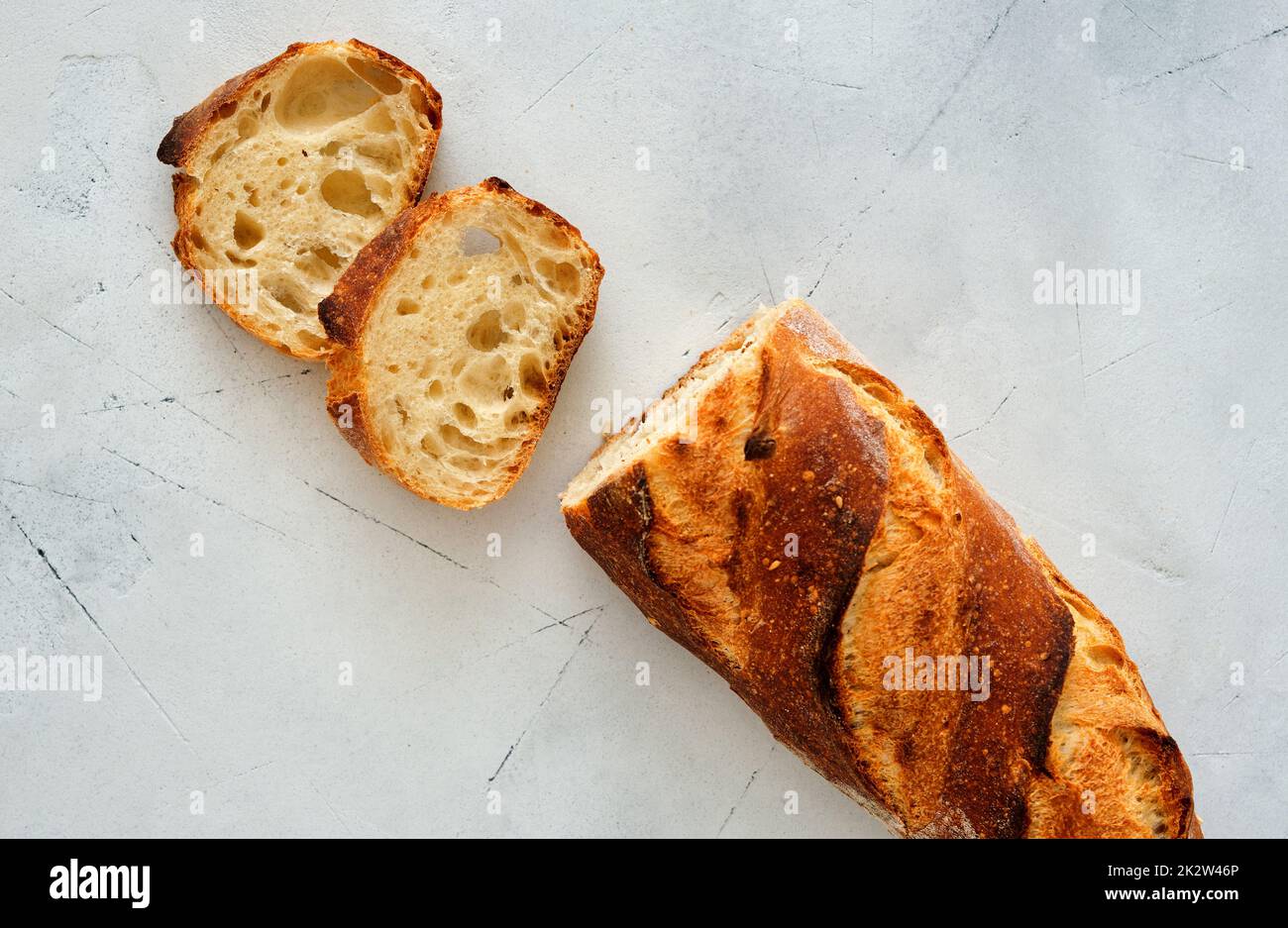 Frisch gebackenes französisches Baguette auf hellem Hintergrund. Stockfoto