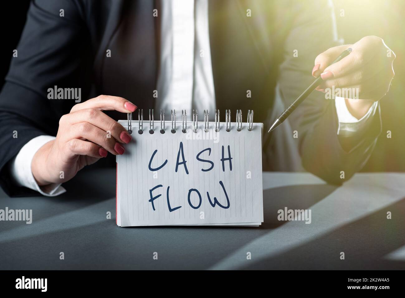 Schreiben mit Anzeige des Textes Cash Flow. Wort geschrieben über die Bewegung des Geldes in und aus, die die Liquidität beeinflusst -49060 Stockfoto