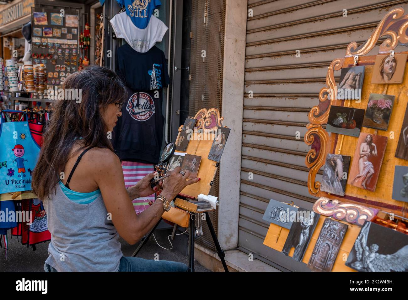 Verkäufer Malerei auf kleiner Leinwand außerhalb Shop auf dem Markt in der Altstadt Stockfoto