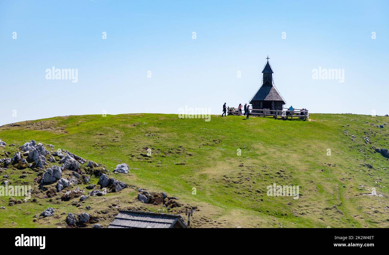 Velika Planina - großes Weideplateau - Kapelle Maria des Schnees Stockfoto