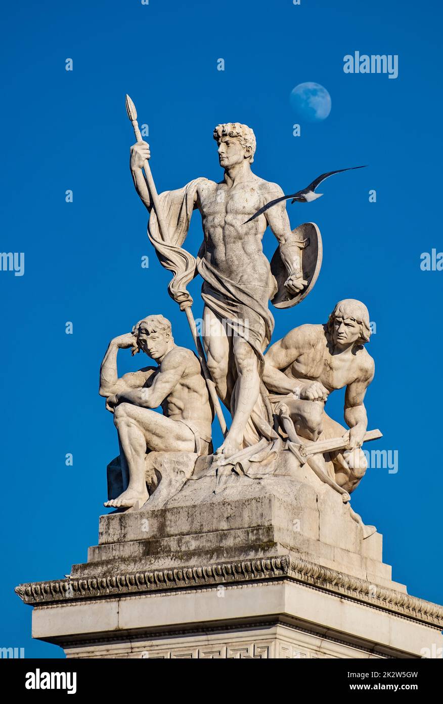 Statue „Stärke“ oder „La Forza“, Vittoriano auf der Piazza Venezia in Rom. Stockfoto