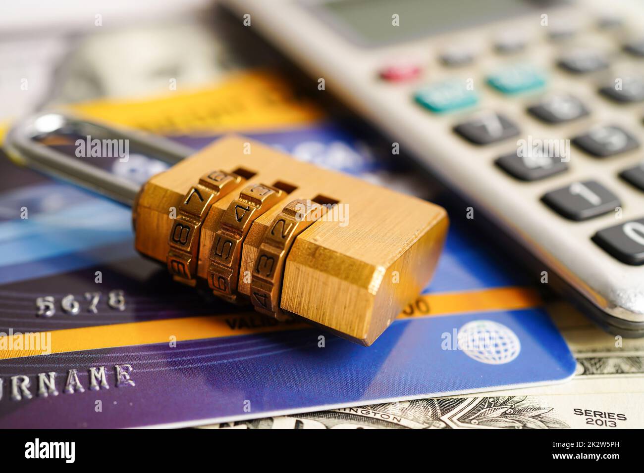 Kreditkarte mit Passwort-Schlüsselschloss, Finanzsparen und Sicherheit Online-Shopping-Konzept. Stockfoto