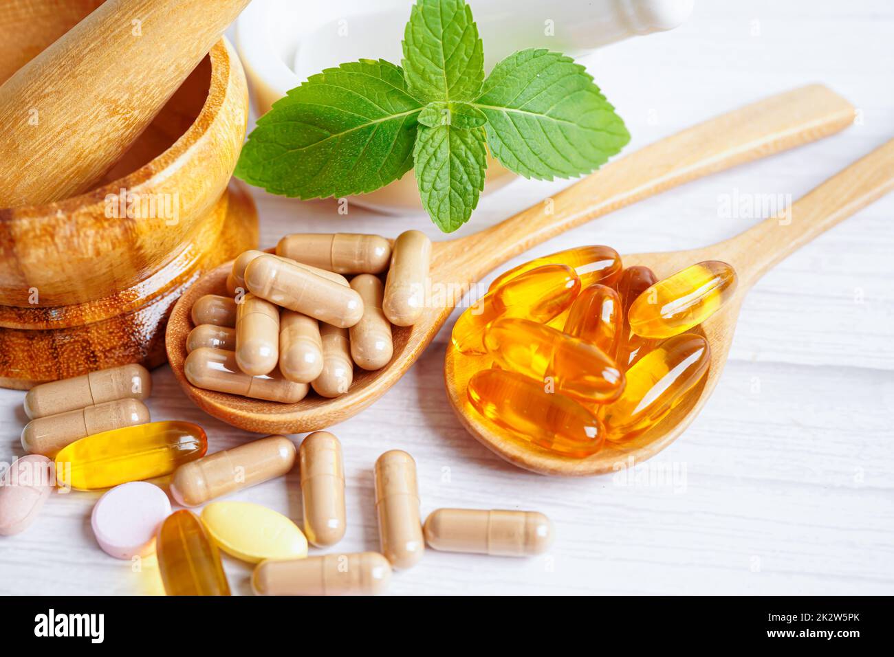 Alternative Medizin pflanzliche Bio-Kapsel mit Vitamin E Omega 3 Fischöl, Mineral, Medikament mit Kräutern Blatt natürliche Ergänzungen für ein gesundes gutes Leben. Stockfoto